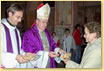 Il vescovo Giuseppe Andrich riceve i doni da parte dei Fedeli